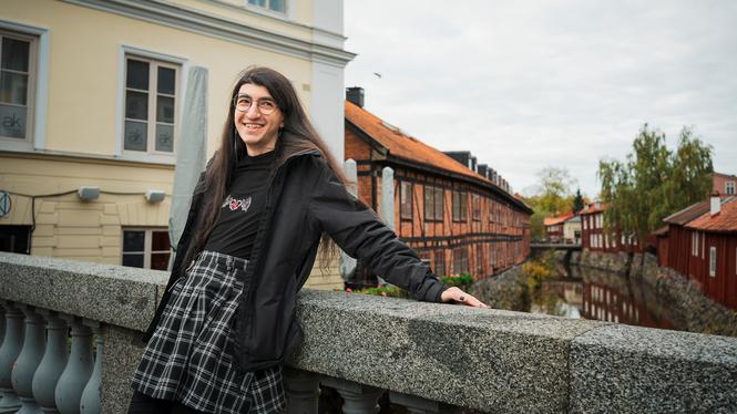 “Nu när jag kan leva och klä mig som jag vill är det faktiskt kul att bil fotograferad”, säger Averi.