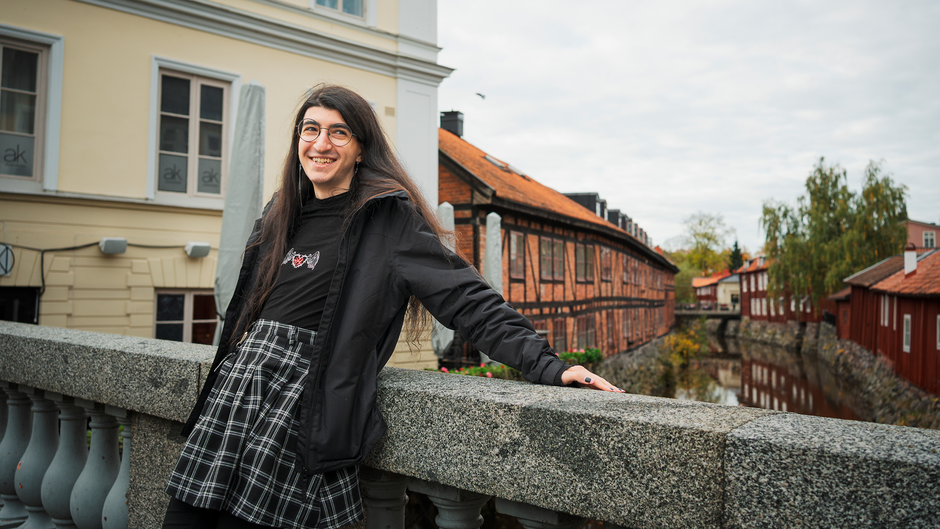 “Nu när jag kan leva och klä mig som jag vill är det faktiskt kul att bil fotograferad”, säger Averi.