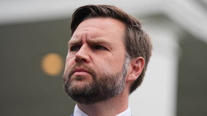 JD Vance gick ut och försvarade republikarnes ungdomsförbud rasistiska skämt. Andreas Gustavsson frågar sig varför humorn så ofta landar just där?