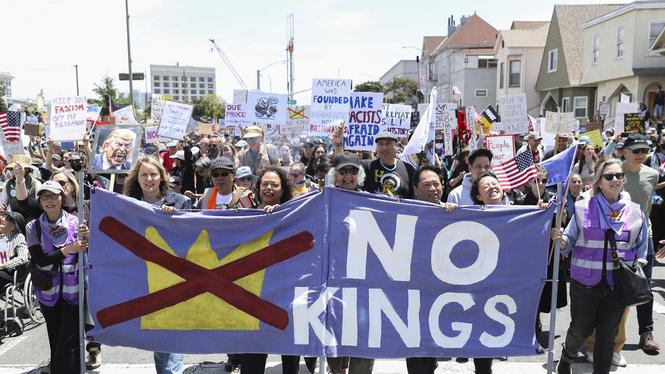 Totalt demonstrerade sju miljoner amerikaner mot sin president, som här i Oakland. Namnet för protesterna kommer från att Trumps stab i sociala medier avbildat presidenten som just en kung med krona.