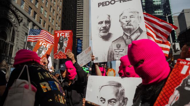 Demonstranter på Times square utklädda till ryska aktivisterna Pussy riot. De var några av de över 100 000 som marscherade mot Trump i New York under lördagen.