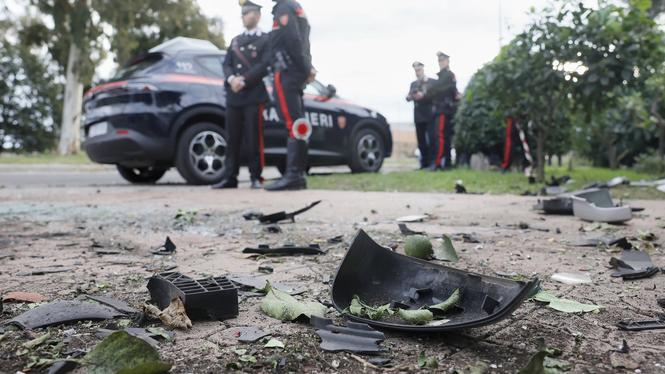Poliser utanför Sigfrido Ranuccis hem i Pomezia utanför Rom, efter bombdådet.