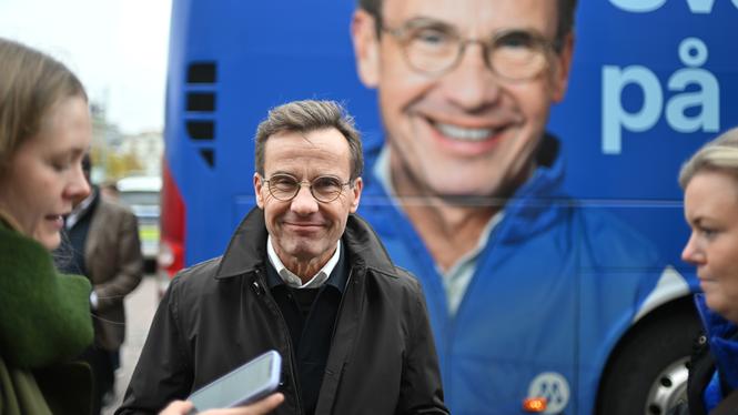 Ulf Kristersson är ute på turné samtidigt som Moderaterna får 17,9 procent i SVT/Verians oktobermätning. Det är den lägsta siffran elva månader innan ett val sedan valet 1979.
