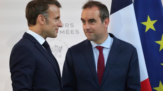 Macron, till vänster, tvingas sluta mucka med pensionsåldern för att få till Lecornu, höger, som ny premiärminister.