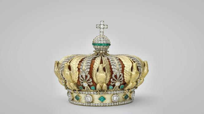 Kejsarinnan Eugénies krona, kronan hittades i närheten av museet där tjuvarna verkar ha tappat den under sin flykt, men många värdefulla juveler är fortfarande försvunna. Se dem i artikeln nedan.