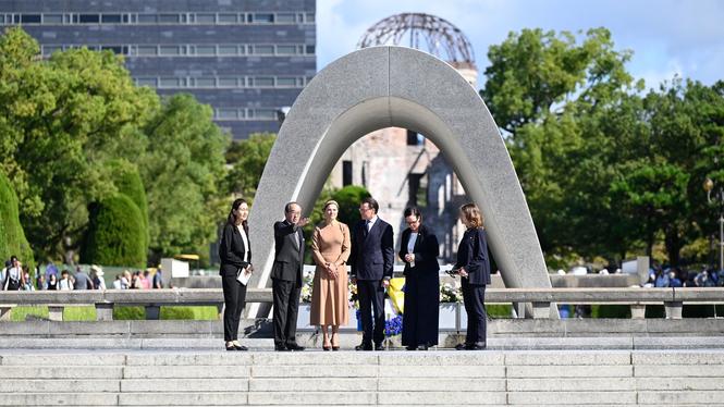 Kronprinsessan Victoria, Prins Daniel och utrikesminister Maria Malmer Stenergard (M) under besöket vid Hiroshima Peace Memorial Park i Japan.