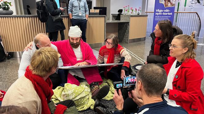 Myndighetsupproret, en del av Extinction rebellion-rörelsen, läser sagor i Folkhälsomyndighetens lobby för att uppmärksamma att myndigheten inte tar sitt ansvar i klimatkrisen.