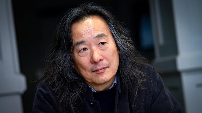 Yang Lian är kinesisk exilpoet, aktuell med boken ”Ett torn byggt nedåt och Labyrint”.