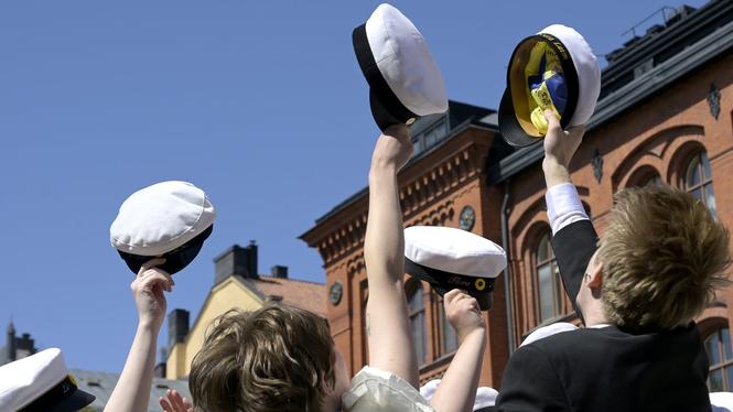 Fler kommuner har hoppat på tåget och erbjuder kostnadsfria studentmössor. Men en kommun slutar nu med det.