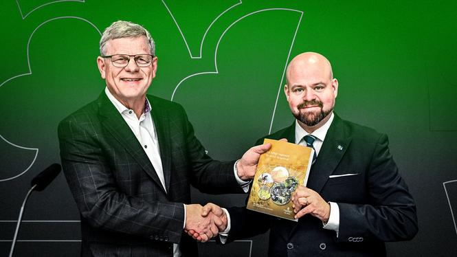 Landsbygdsminister Peter Kullgren (KD) tar emot delbetänkande från 2024 års skogspolitiska utredning av utredare Göran Örlander i samband med en pressträff.