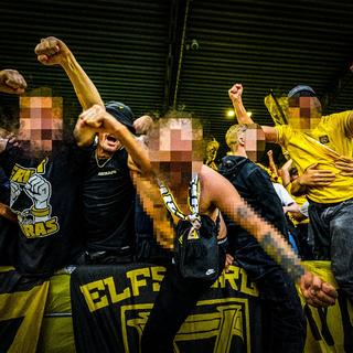 Den åtalade nazisten i mitten med bar överkropp, längst fram med sina ultraskamrater på en Elfsborgs-match i somras.