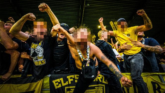 Den åtalade nazisten i mitten med bar överkropp, längst fram med sina ultraskamrater på en Elfsborgs-match i somras.