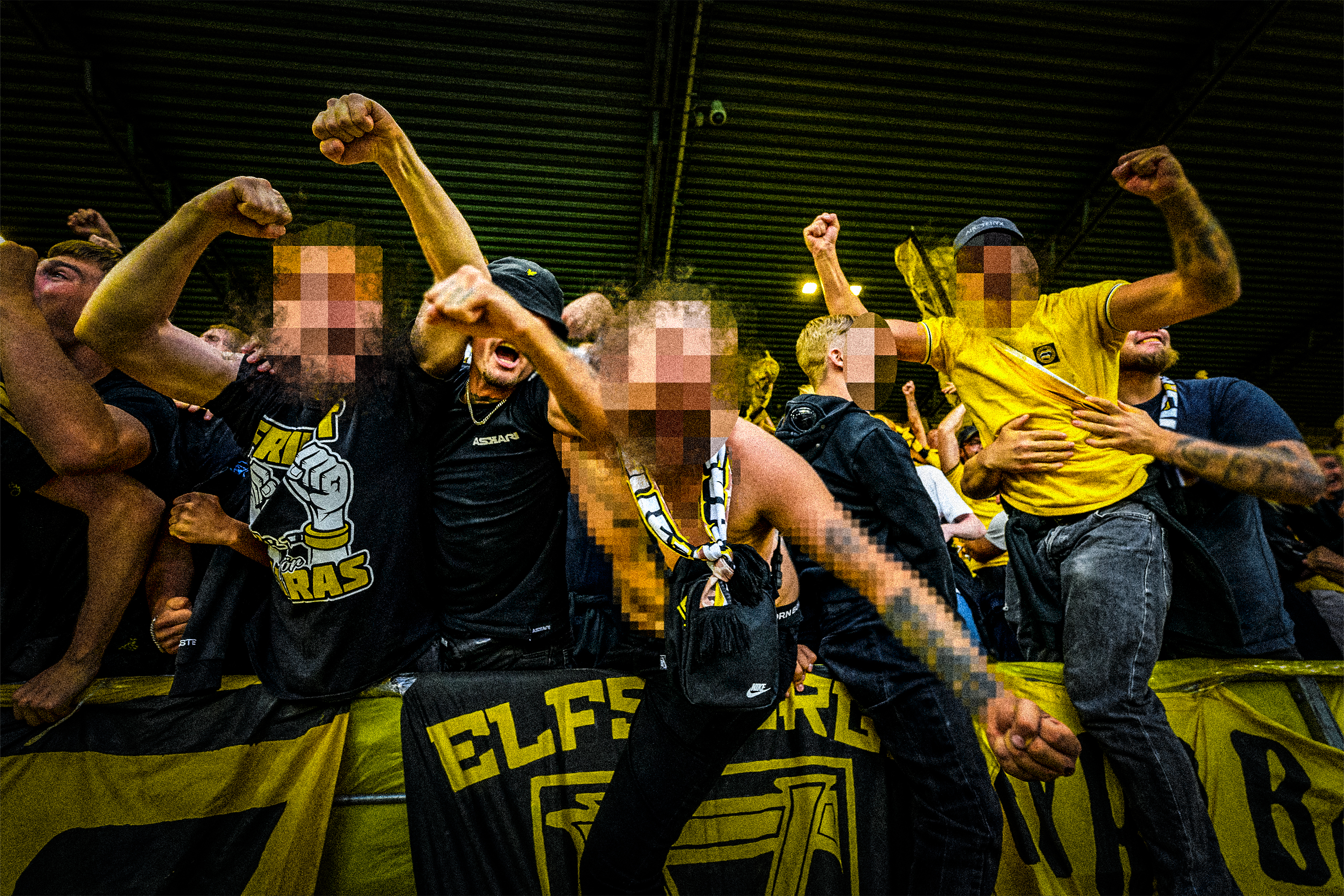 Den åtalade nazisten i mitten med bar överkropp, längst fram med sina ultraskamrater på en Elfsborgs-match i somras.