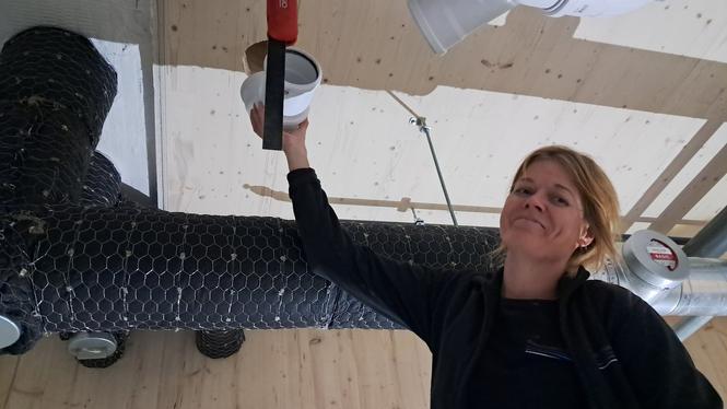 VVS-montör Ida Ekstrand Hansson. Hon är en av 20-talet hantverkare på bygget idag.