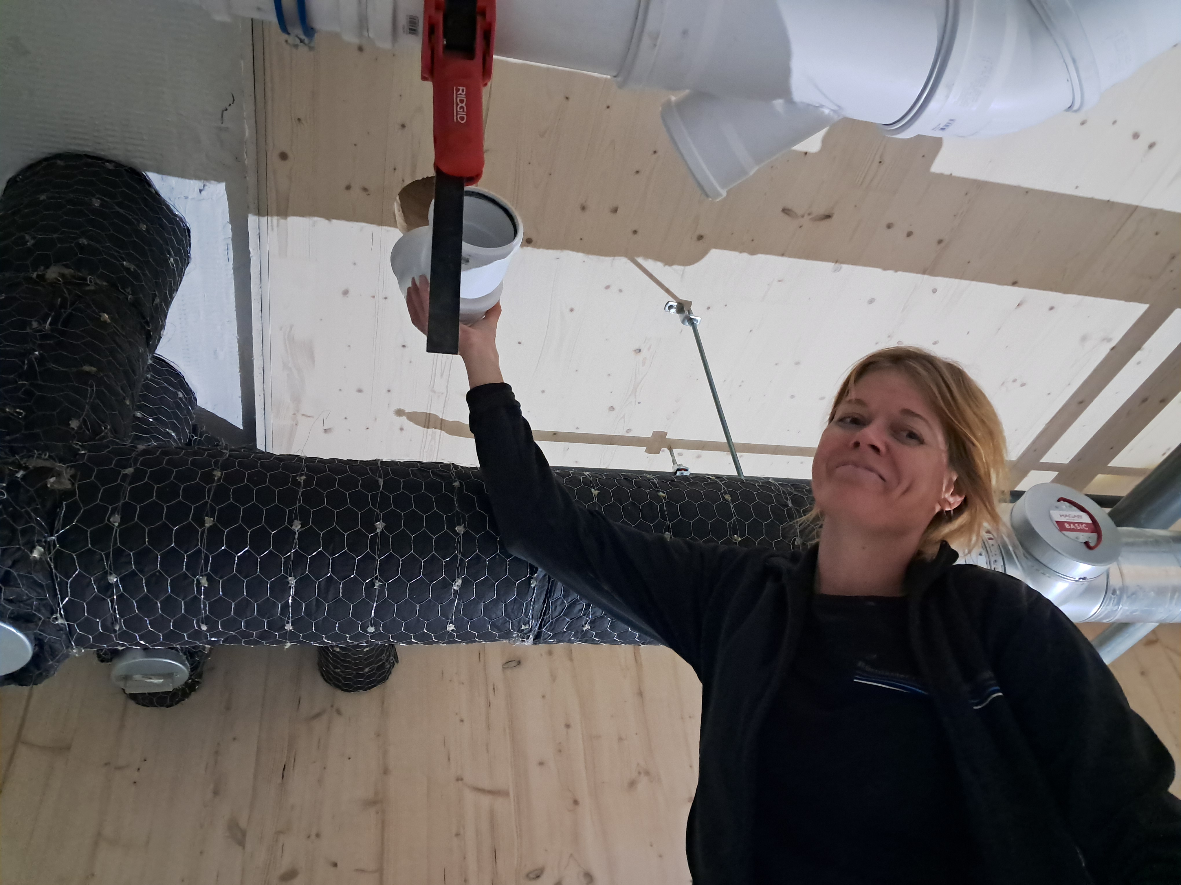 VVS-montör Ida Ekstrand Hansson. Hon är en av 20-talet hantverkare på bygget idag.