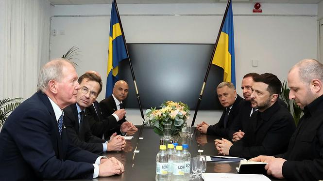 Ukrainas president Zelenskyj besökte Linköping under onsdagen. På plats var politiker. Men också, till vänster, Marcus Wallenberg.