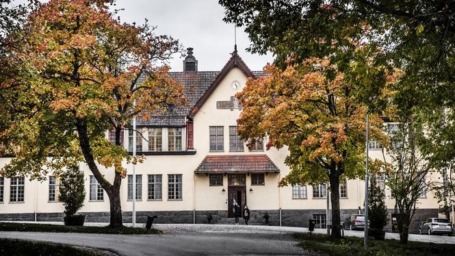 Fem elever på internatskolan Lundsberg åtalas för att ha trängt in i flera skolkamraters sovrum och misshandlat dem.