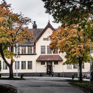 Fem elever på internatskolan Lundsberg åtalas för att ha trängt in i flera skolkamraters sovrum och misshandlat dem.