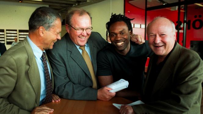 1999 så presenterade dåvarande statsminister Göran Persson (S) en satsning på affärssamarbete mellan Saab och Sydafrika. Dr Alban hade konsert. Ulf Dinkelspiel från exportrådet och Lars-Åke Lagrell från fotbollsförbundet deltog också i samarbetet.