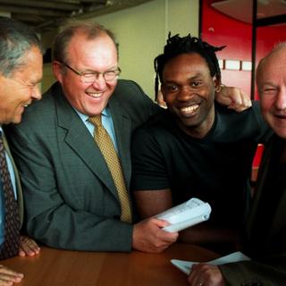 1999 så presenterade dåvarande statsminister Göran Persson (S) en satsning på affärssamarbete mellan Saab och Sydafrika. Dr Alban hade konsert. Ulf Dinkelspiel från exportrådet och Lars-Åke Lagrell från fotbollsförbundet deltog också i samarbetet.