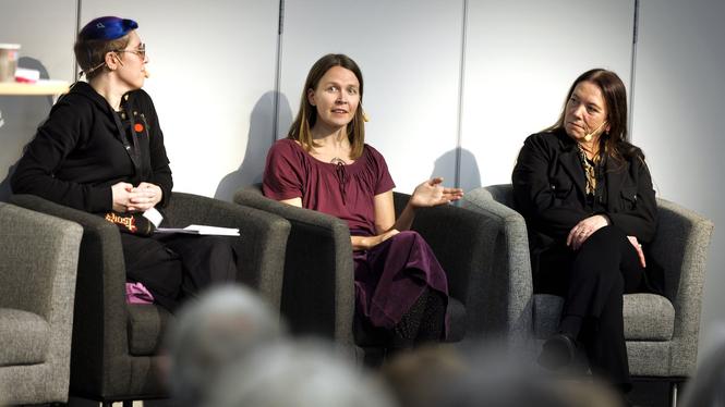 Kritiker av transvården flyttar fram positionerna. Via nystartade föreningen Rättssäker vill de organisera ångrare att stämma svenska staten. Transpersoner oroar sig för att det skulle göra det ännu svårare att få statlig vård.