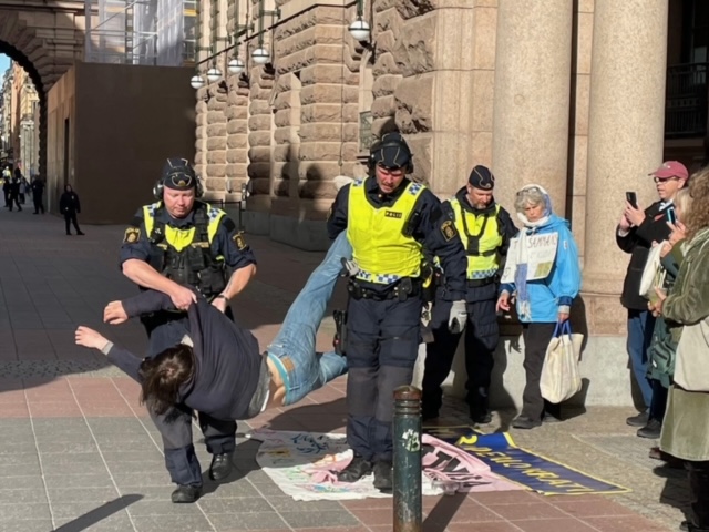 För två veckor sedan bars flera aktivister ur XR-kören bort av polis.