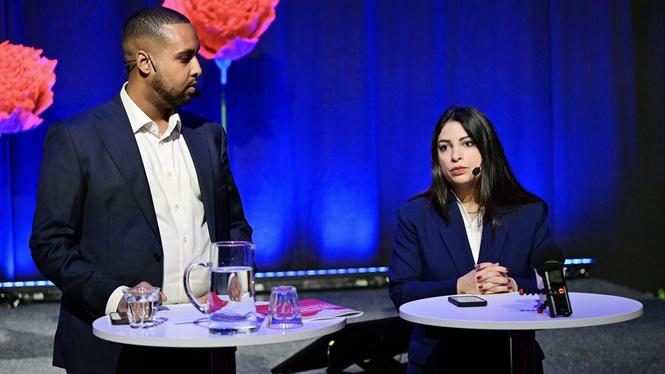 Vänsterpartiets partiledare Nooshi Dadgostar och partistyrelseledamoten Ilyas Hassan (V) på pressträffen under Vänsterdagarna i Kistamässan.