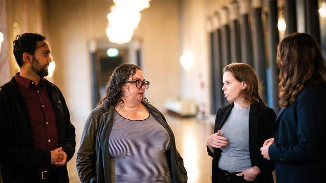 Megan Romer och Ashik Siddique från DSA samtalar med borgarråden Alexandra Mattsson (V) och Deniz Butros (V).