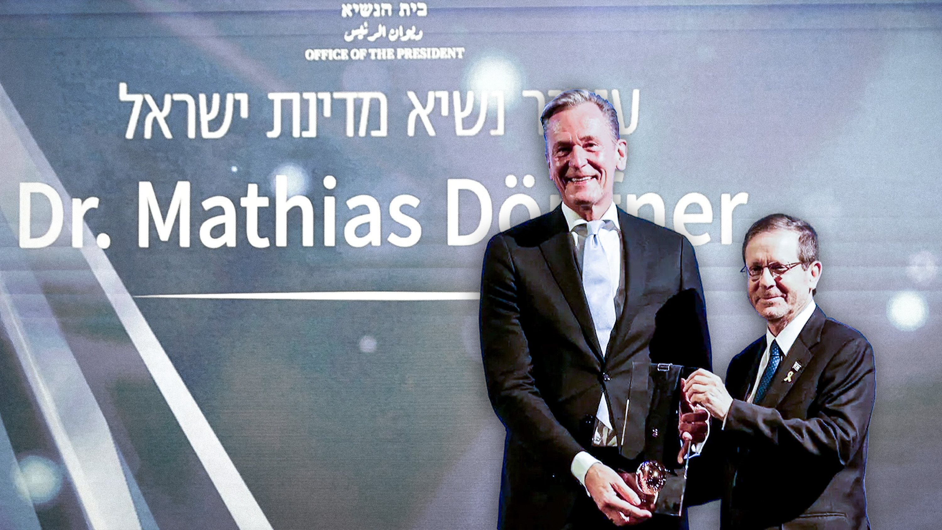 Mathias Döpfner, vd på Alex Springer, tar emot sin hedersmedajl av Israels president Isaac Herzog.