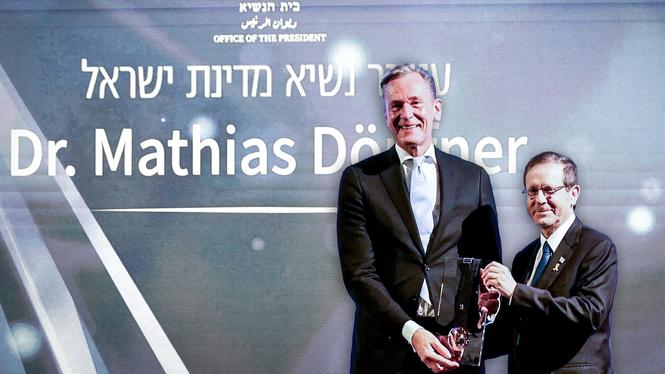 Mathias Döpfner, vd på Alex Springer, tar emot sin hedersmedajl av Israels president Isaac Herzog.