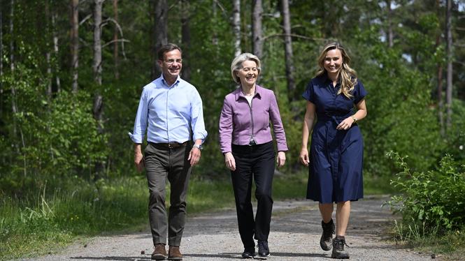 EU-kommissionens ordförande Ursula von der Leyen, statsminister Ulf Kristersson (M) och energi- och näringsminister Ebba Busch (KD) på skogspromenad utanför Knivsta förra sommaren. Nu återvänder EU-toppen till Sverige för att diskutera skogsfrågan.