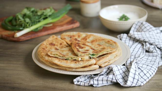 Bolani är snabbmat från Afghanistan. Gör degen kvällen innan och låt vila i kylskåpet, så kan du sedan snabbt grädda de varma grönsaksfyllda bröden.