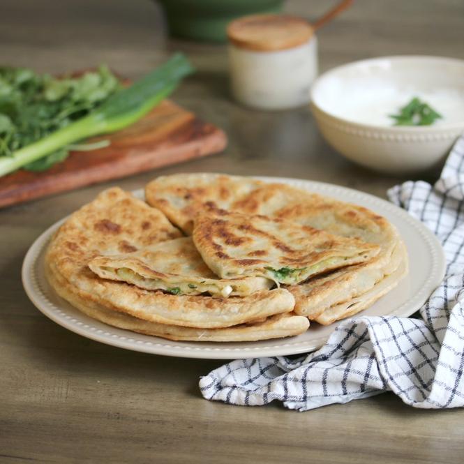 Bolani är snabbmat från Afghanistan. Gör degen kvällen innan och låt vila i kylskåpet, så kan du sedan snabbt grädda de varma grönsaksfyllda bröden.