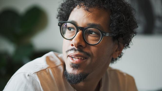 Hiphopartisten Näääk har drabbats av den ovanliga ögonsjukdomen LHON.