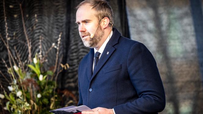 Kommunstyrelsens ordförande, John Johansson (S), talar på en  minnesceremoni på Stortorget i Örebro för att hedra offren för  skolskjutningen på Risbergska skolan.