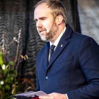 Kommunstyrelsens ordförande, John Johansson (S), talar på en  minnesceremoni på Stortorget i Örebro för att hedra offren för  skolskjutningen på Risbergska skolan.