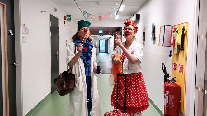 Maja Ringstad, till höger, är enhetschef på Clownkliniken. Som clown heter hon Loppa. Till vänster om henne är Kristin Rode som clownen Jonas.