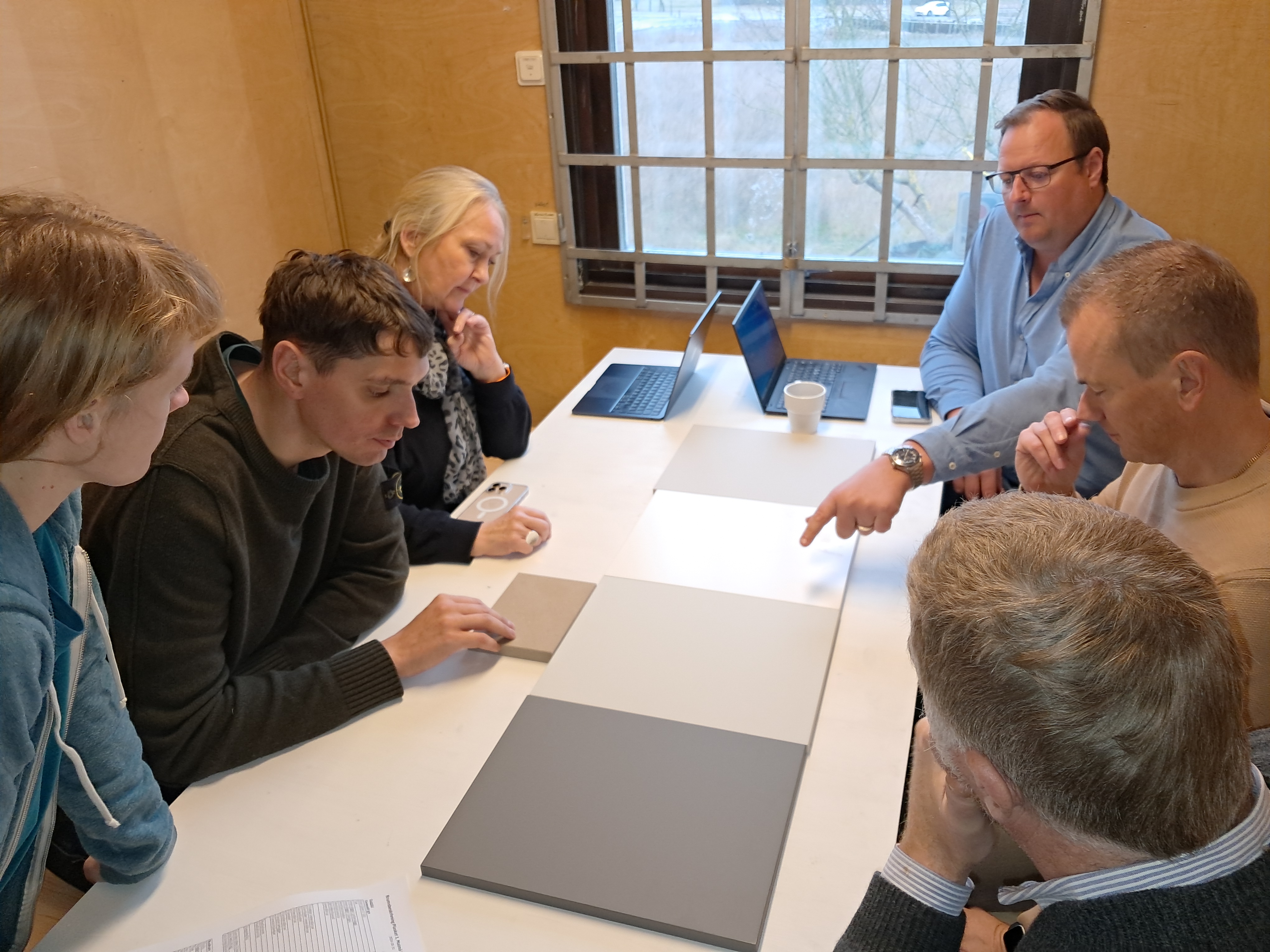 Möte i byggboden med representanter för Ballingslöv, den leverantör av köksinredning som ETC Bygg valt, efter besök i flera olika fabriker. Klimatavtryck är viktigast, men fler faktorer spelar in.