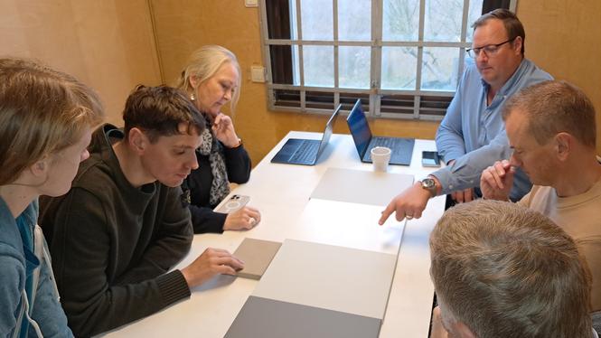 Möte i byggboden med representanter för Ballingslöv, den leverantör av köksinredning som ETC Bygg valt, efter besök i flera olika fabriker. Klimatavtryck är viktigast, men fler faktorer spelar in.