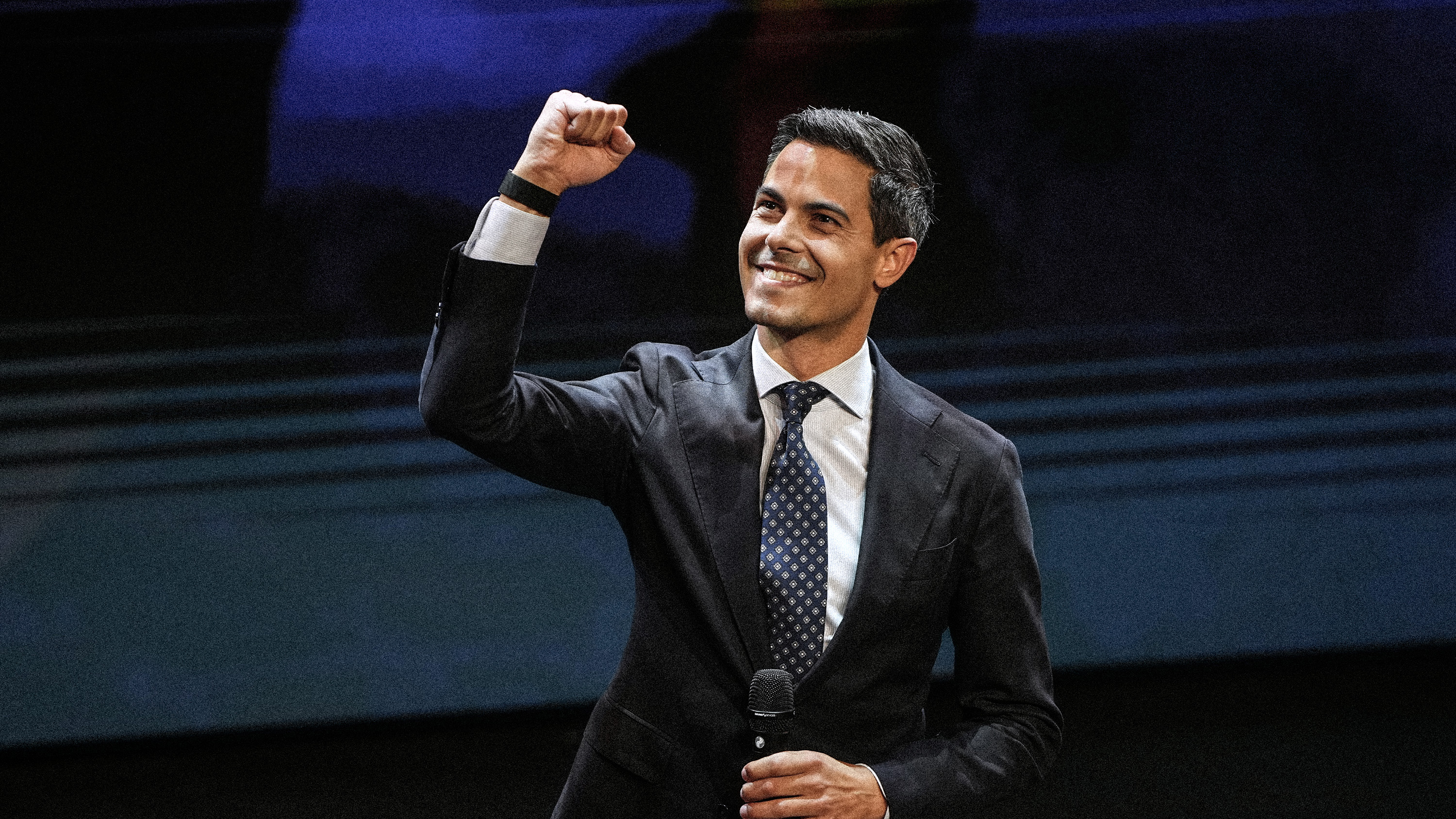 Rob Jetten, partiledare för socialliberala D66, på scenen efter den oväntade valsuccén.