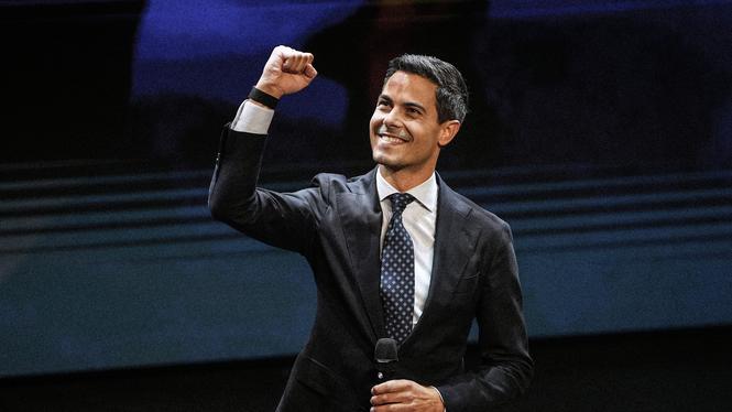 Rob Jetten, partiledare för socialliberala D66, på scenen efter den oväntade valsuccén.