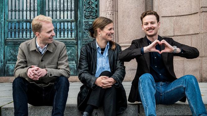 Rasmus Elfström (C), Max Pelin (KD) och Elvfa Barrio (S) blickar mot riksdagen.