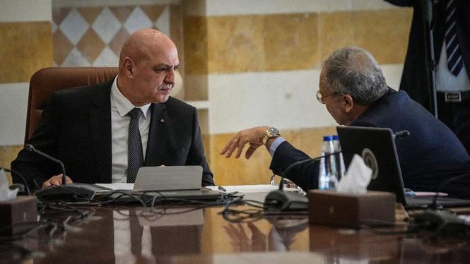 Libanons president Joseph Aoun under ett kabinettsmöte med premiärministern Tarek Mitrnister om hur man ska gå tillväga för att avväpna Hizbollah.