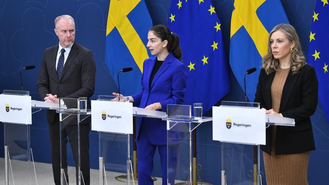 Klimatambassadör och chefsförhandlare Mattias Frumerie, Klimat- och miljöminister Romina Pourmokhtari (L) och EU-minister Jessica Rosencrantz (M) under en pressbriefing inför klimatmötet Cop 30.