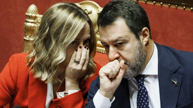 Italiens premiärminister Giorgia Meloni i samspråk med Matteo Salvini, ledare för högerextrema Lega Nord.