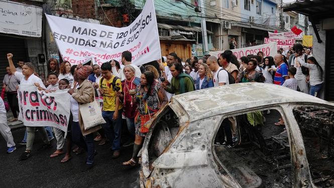Den brutala attacken har utlöst stora protester i Rio de Janeiro och övriga Brasilien.