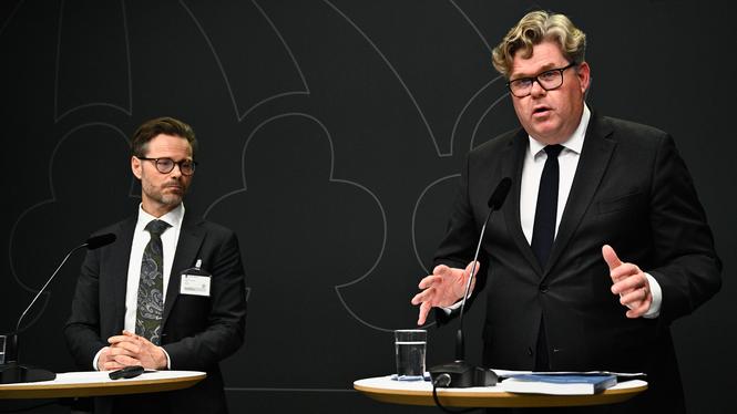 Justitieminister Gunnar Strömmer (M) tog emot betänkandet ”Särskilda provokativa åtgärder” från utredaren Stefan Johansson i samband med dagens pressträff.