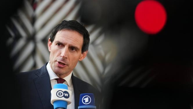 EU:s klimatkommissionär Wopke Hoekstra på väg in till det fortsatt pågående klimatministermötet i Bryssel.