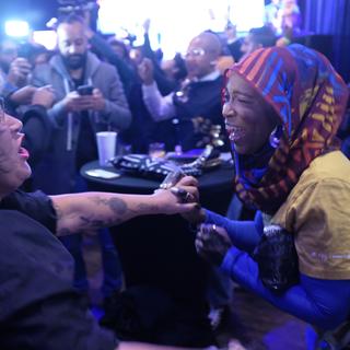 Euforisk glädje på Mamdanis officiella valvaka. ”Det här är så vackert att jag vill gråta”, säger Zakiyah Shaakir-Ansari, till höger.