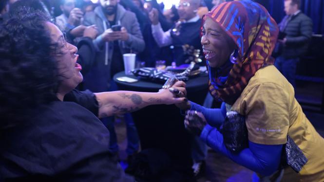 Euforisk glädje på Mamdanis officiella valvaka. ”Det här är så vackert att jag vill gråta”, säger Zakiyah Shaakir-Ansari, till höger,